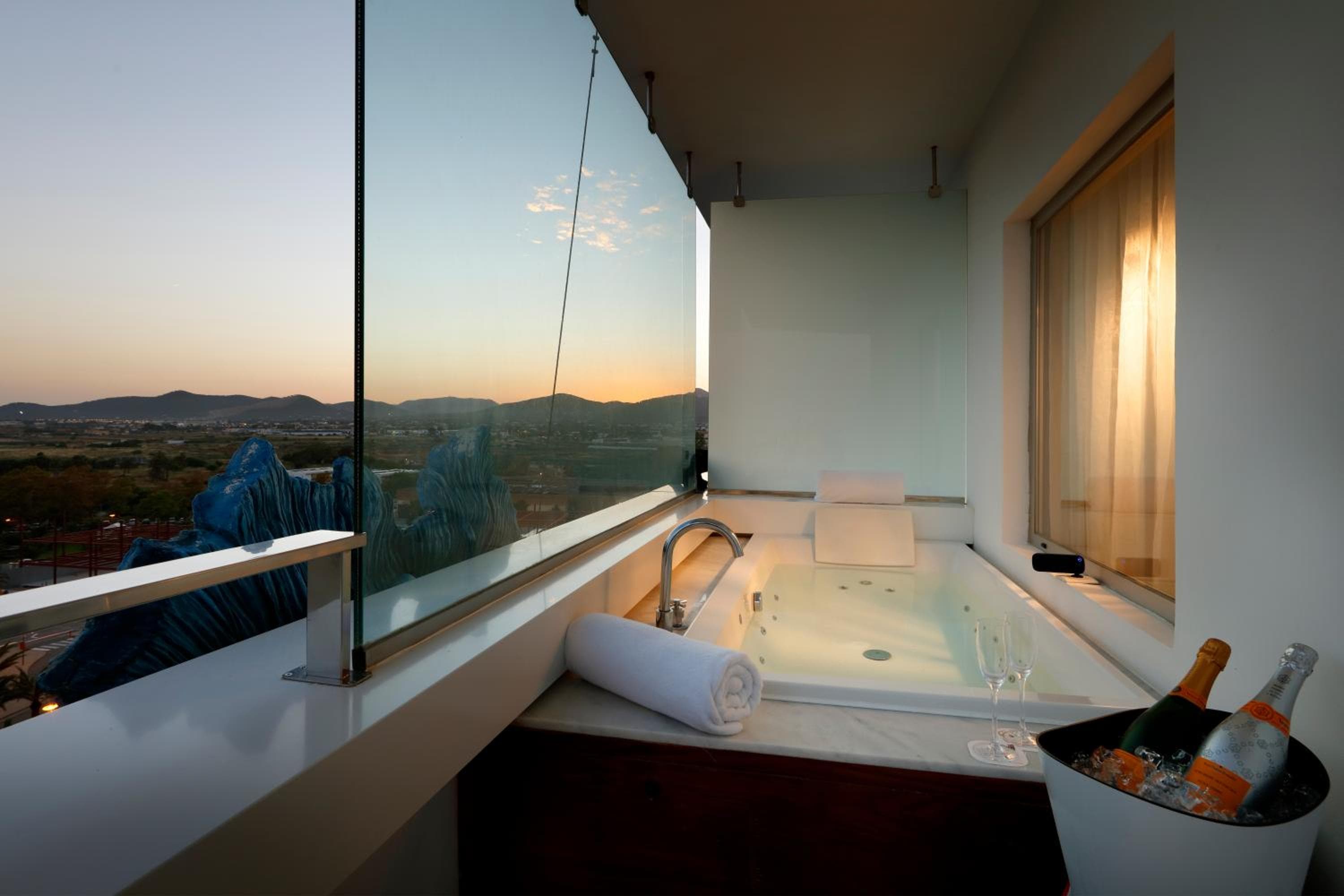 The Unexpected Ibiza Hotel - Ushuaïa Club entrance included — 28
