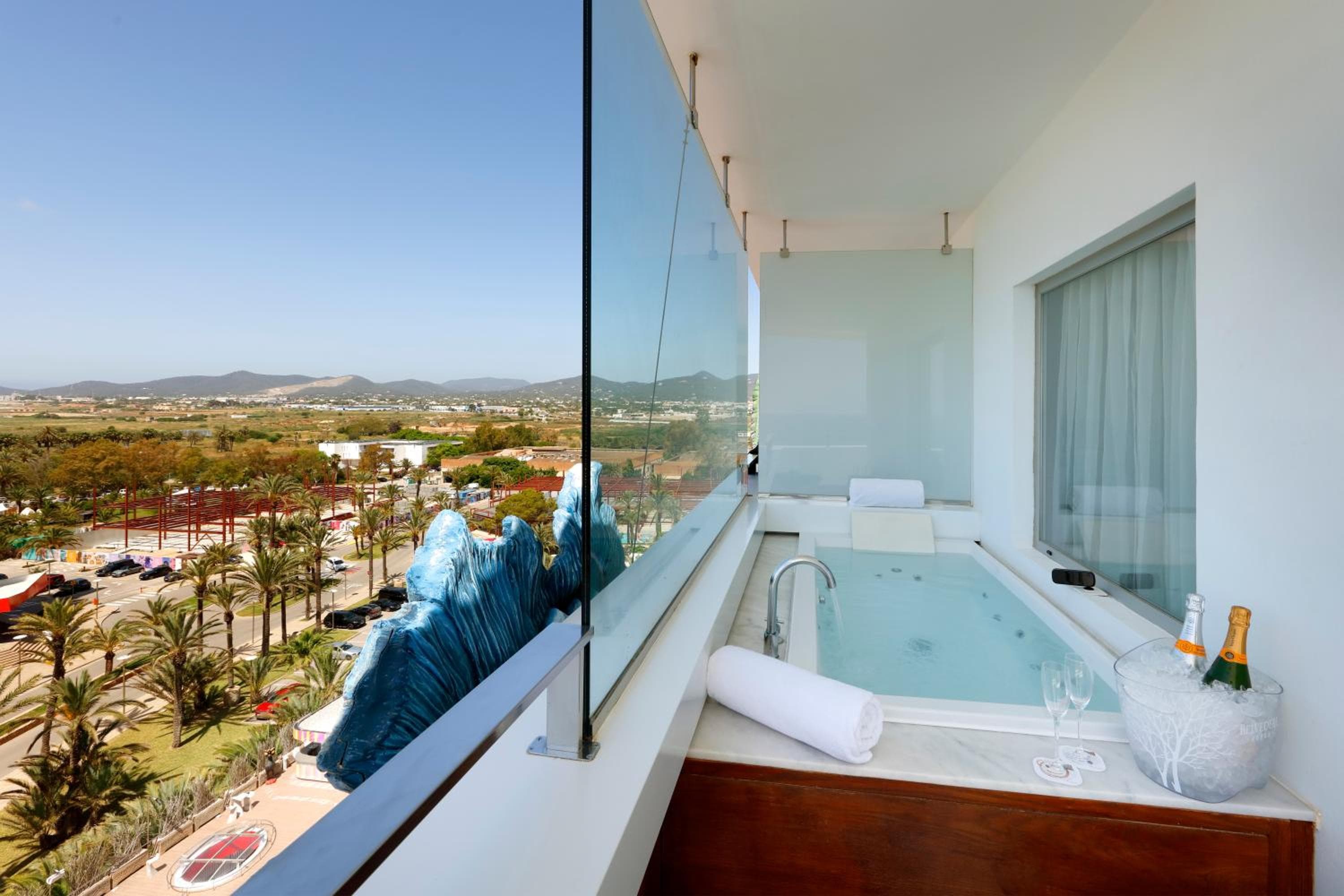 The Unexpected Ibiza Hotel - Ushuaïa Club entrance included — 24