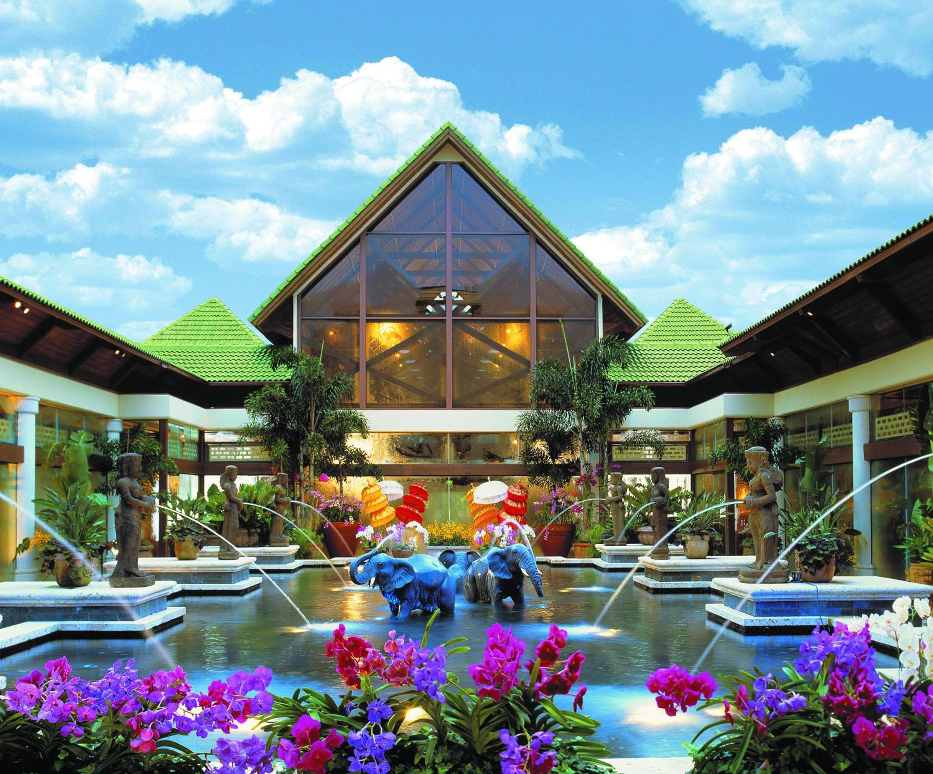 Universal's Loews Royal Pacific Resort — 24